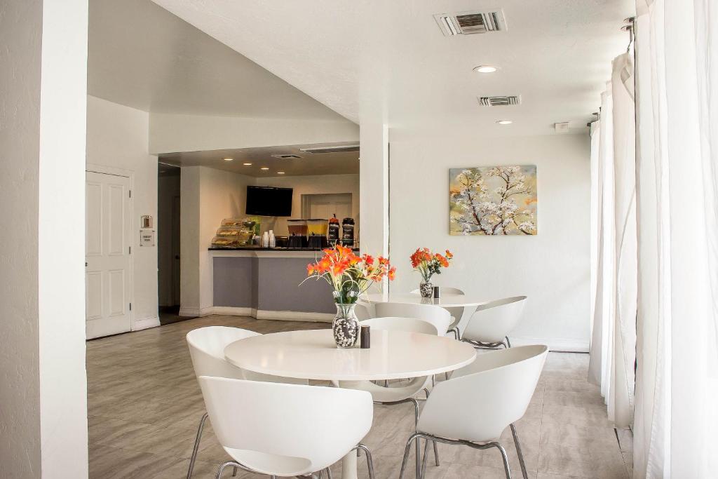 Фото Red Roof Inn Tucson Downtown – University