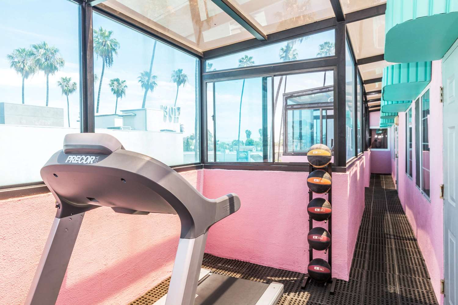 Фото Days Inn by Wyndham Santa Monica/Los Angeles