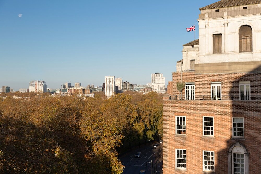 Фото Grosvenor House Suites