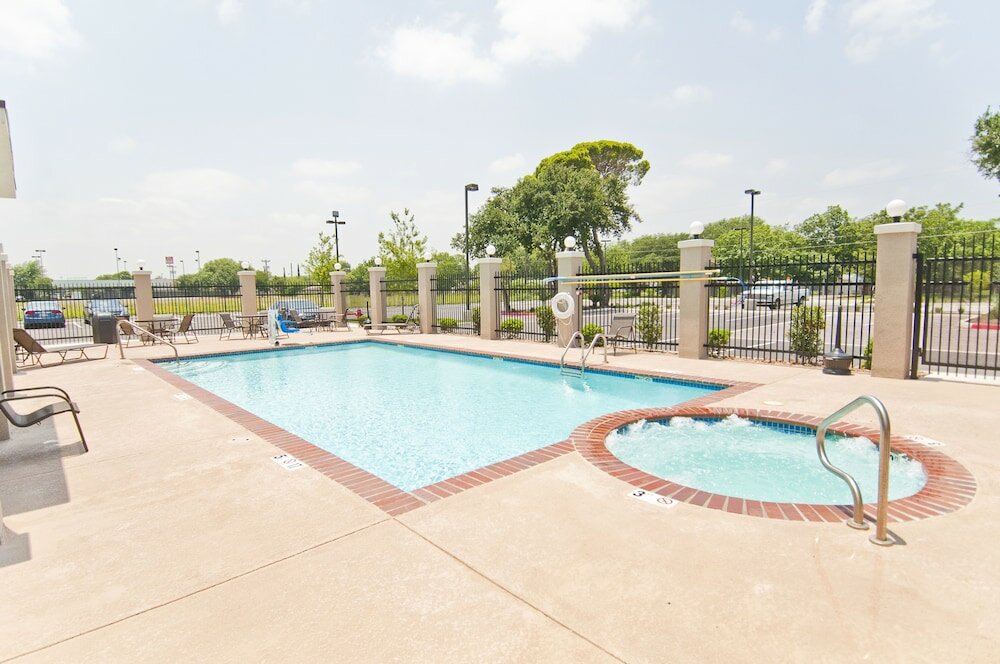 Фото Holiday Inn Express & Suites San Antonio Se by At&t Center, an Ihg Hotel