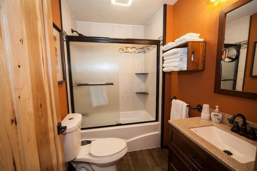 Фото Log Cabin Lodge & Suites