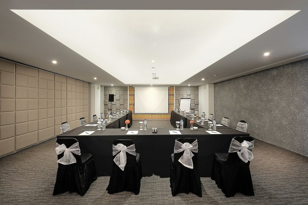 Фото Jambuluwuk Oceano Seminyak Hotel