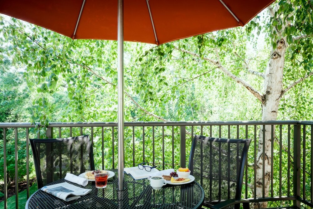 Фото Plaza Inn & Suites at Ashland Creek