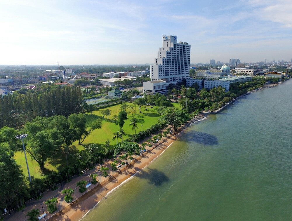 Фото Cholchan Pattaya Beach Resort