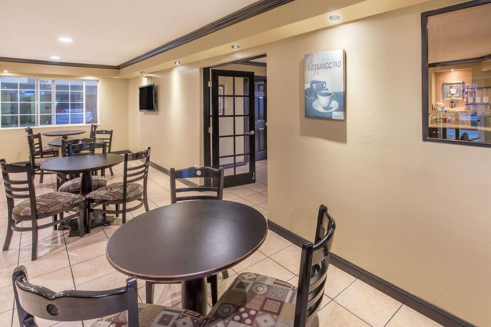 Фото Ramada by Wyndham Ontario