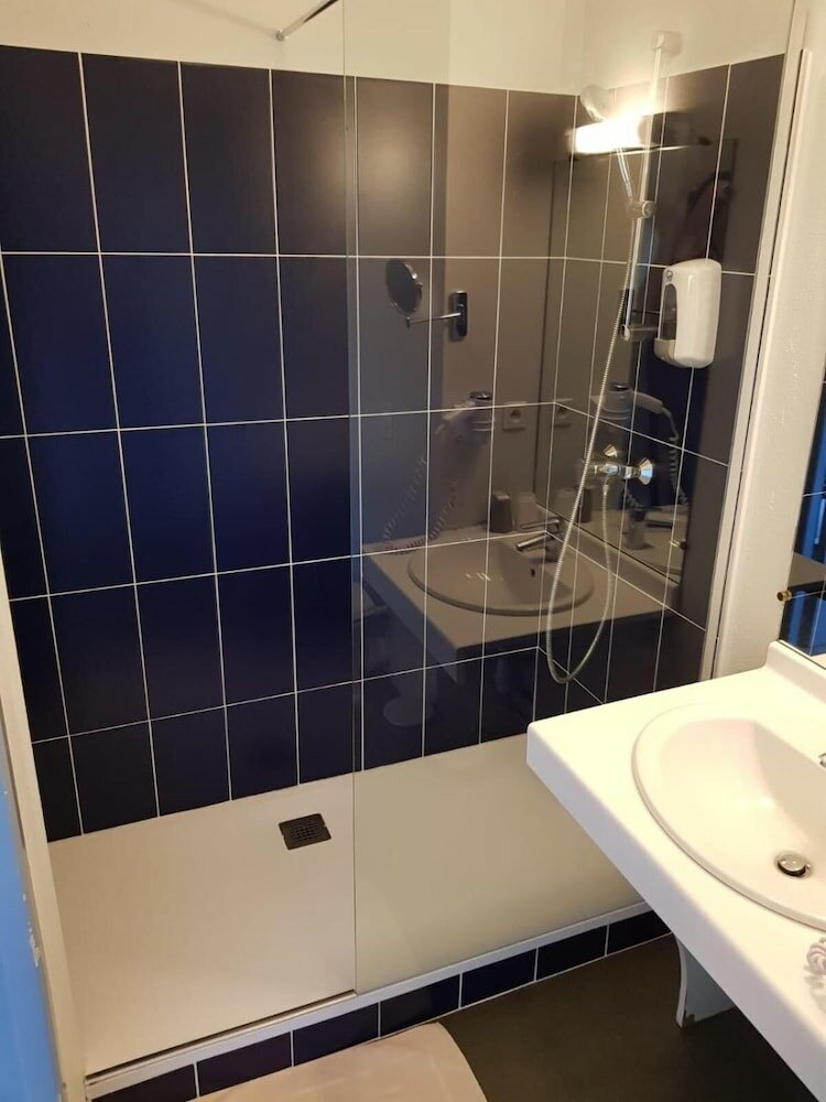 Фото Hôtel Les Commerçants