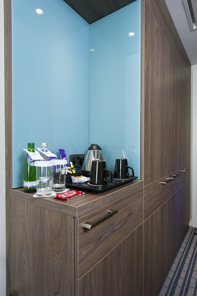 Фото Holiday Inn London - West, an Ihg Hotel