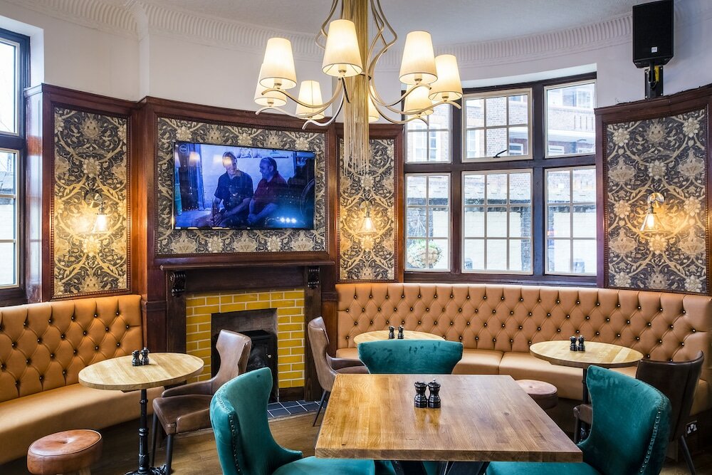 Фото Three Falcons Hotel