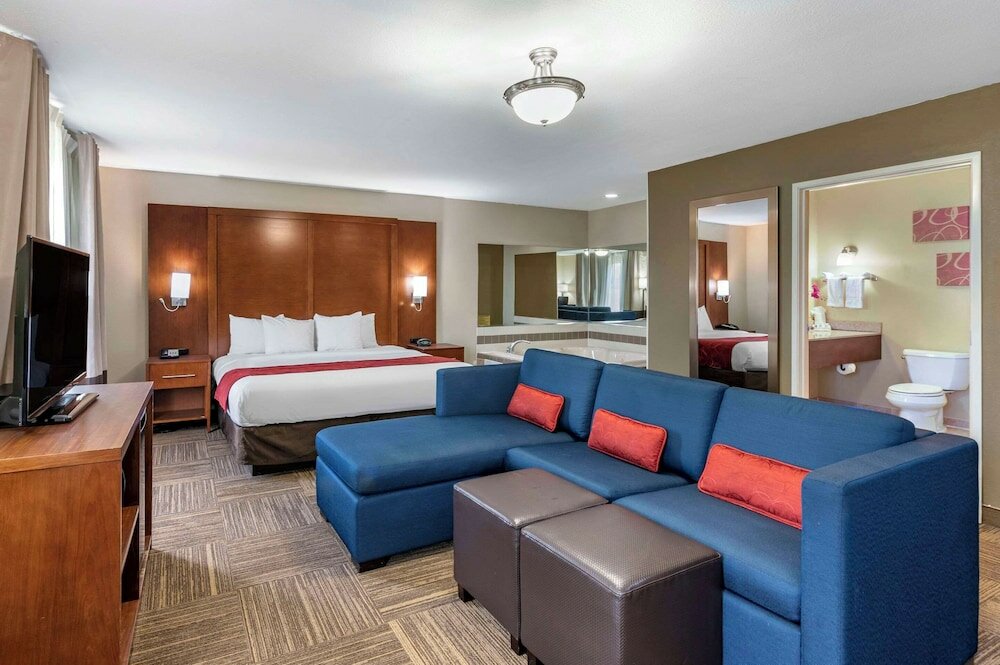 Фото Comfort Suites Urbana Champaign, University Area