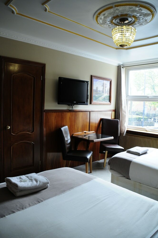 Фото Cricklewood Lodge Hotel