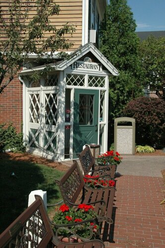 Внешний вид отеля Lamie's Inn and The Old Salt Restaurant в Хэмптоне, фото 5