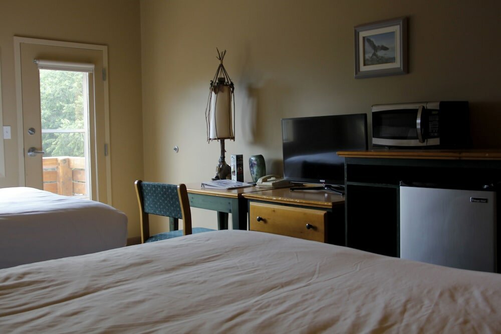 Фото Waterton Lakes Lodge Resort