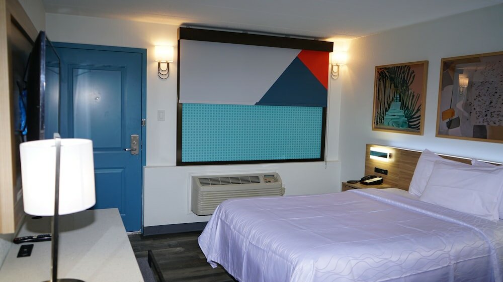 Фото Airport Waterfront Inn