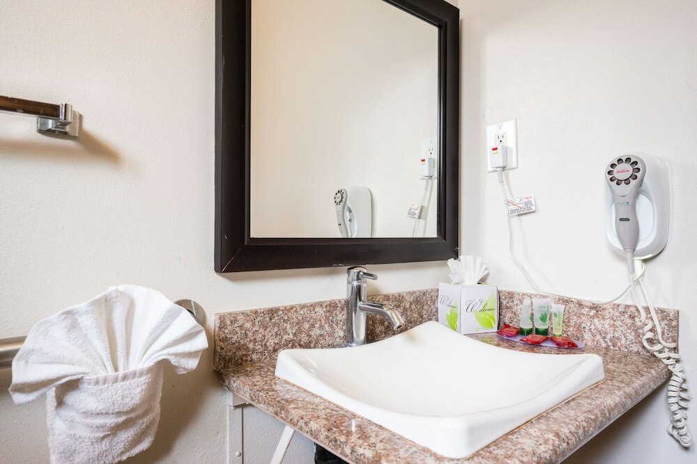 Фото Solaire Inn & Suites