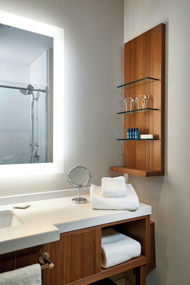 Фото Delta Hotels by Marriott Dartmouth