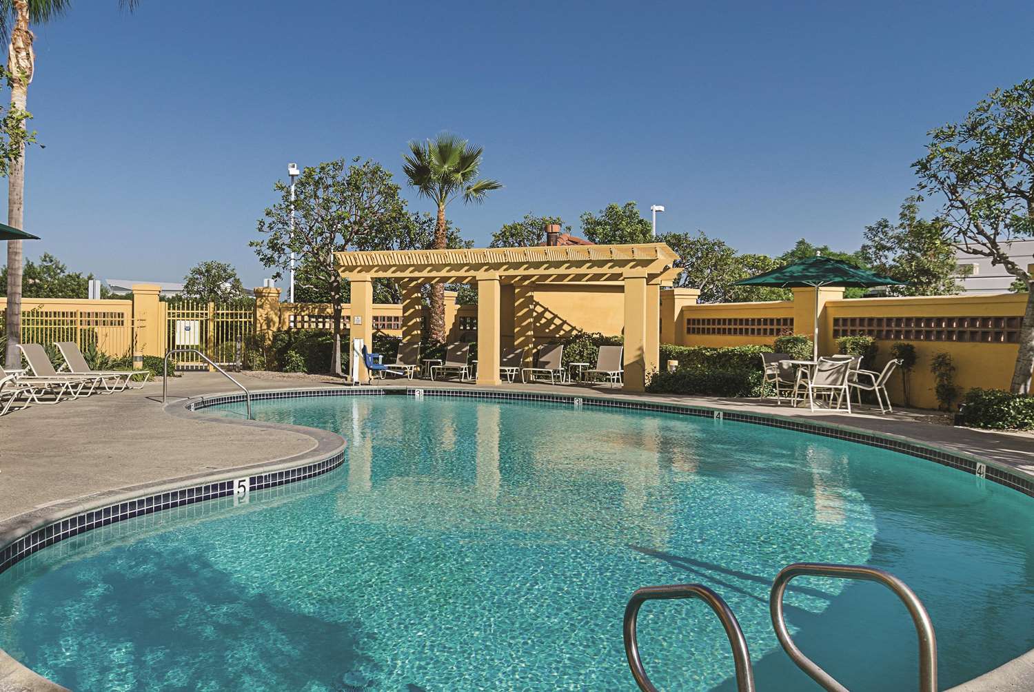 Фото La Quinta Inn & Suites by Wyndham Ontario Airport