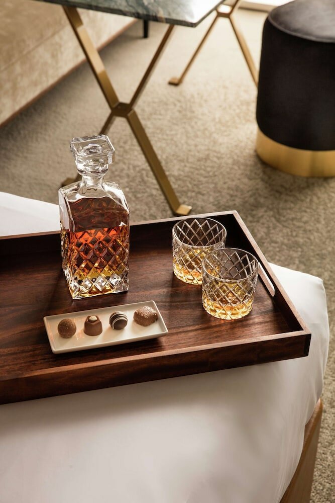 Фото C. Baldwin, Curio Collection by Hilton