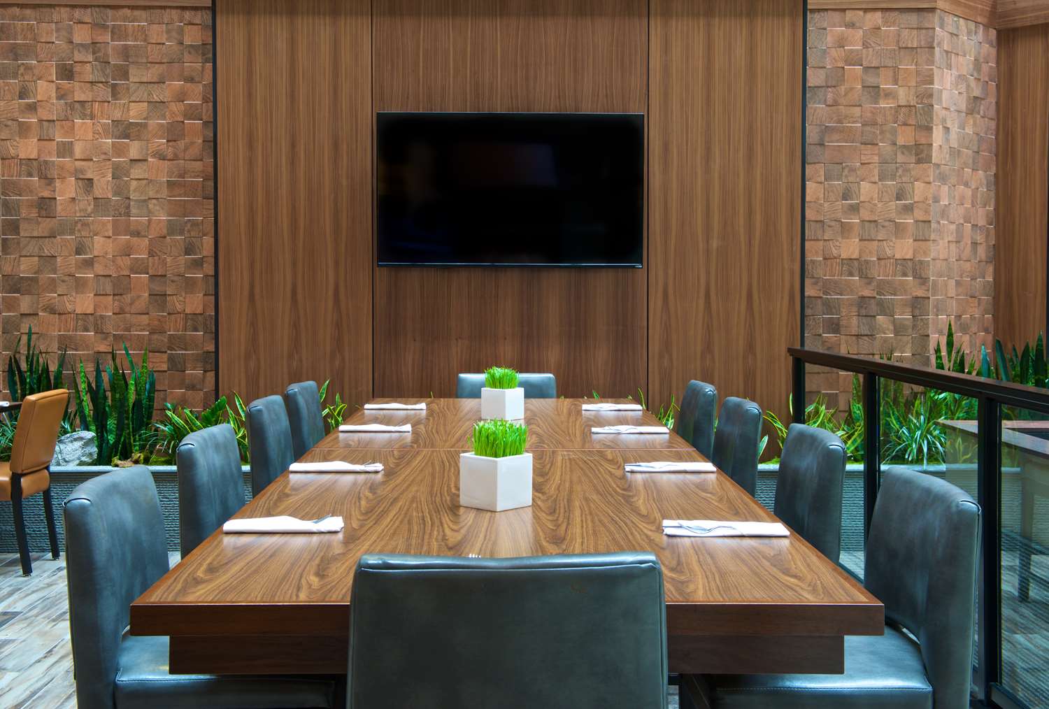 Фото Embassy Suites by Hilton Portland Washington Square