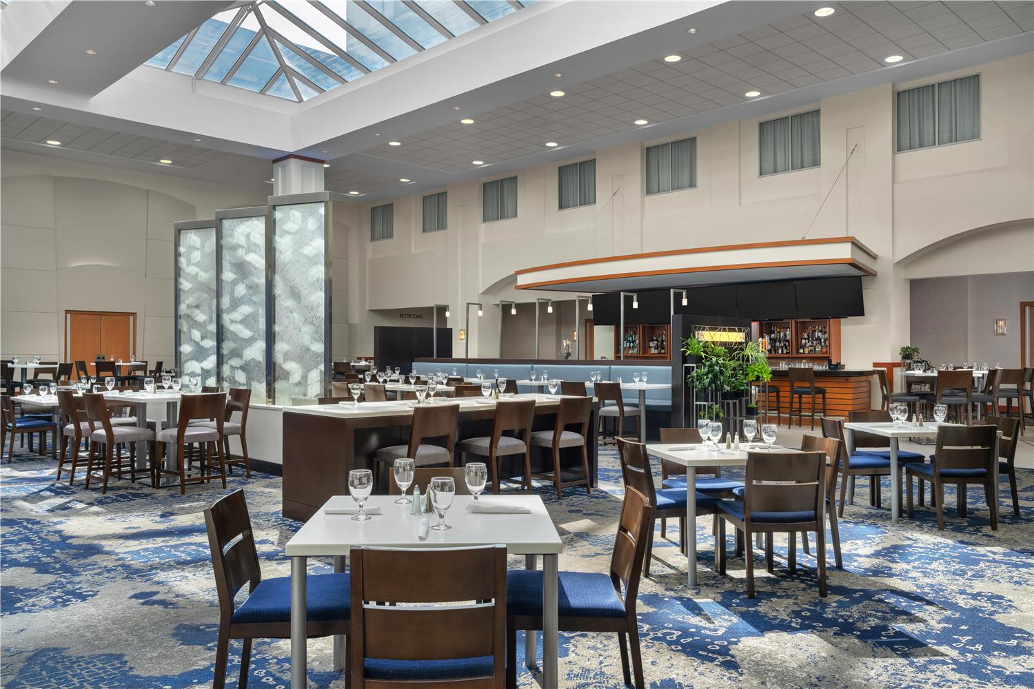 Фото Embassy Suites by Hilton Boston at Logan Airport