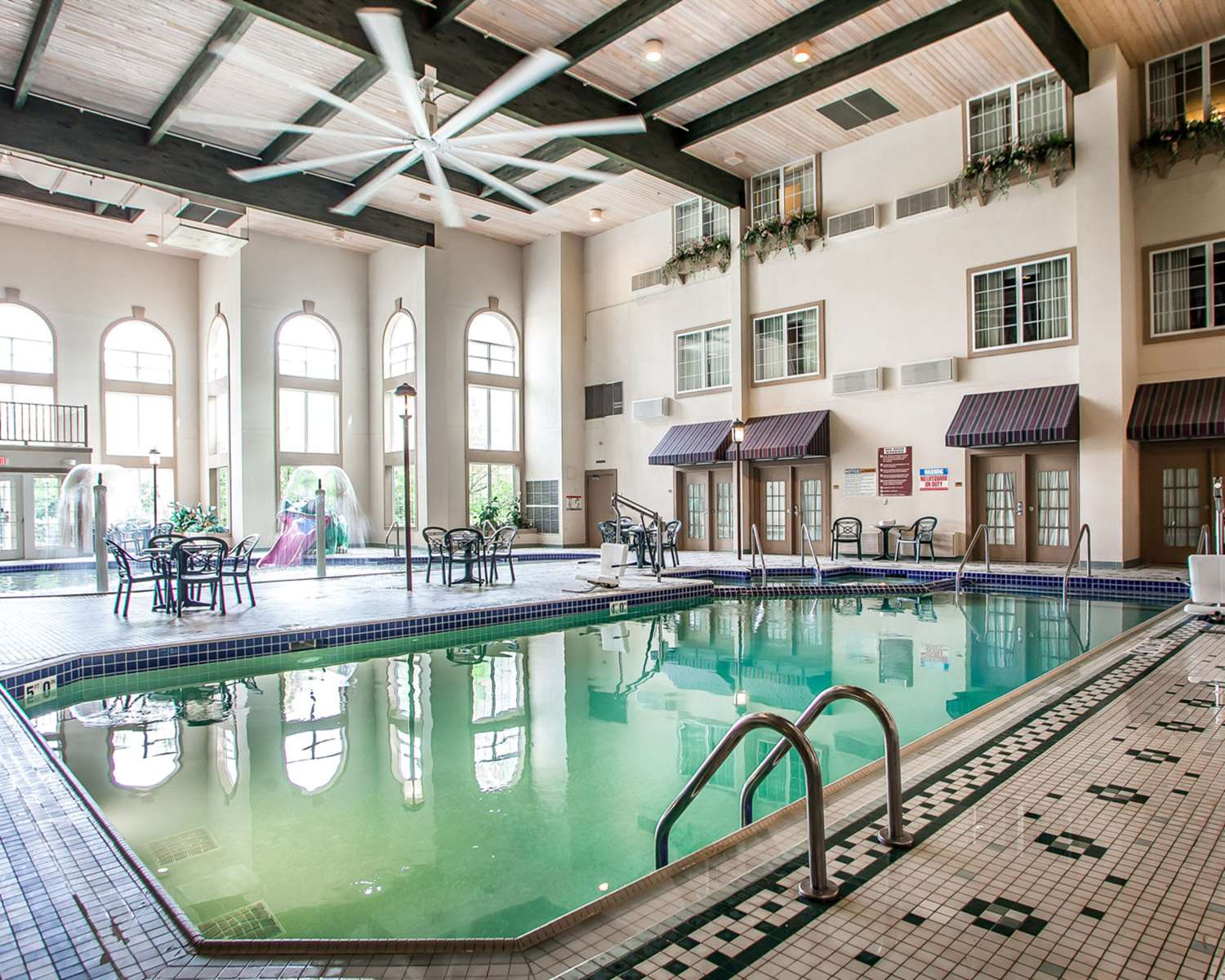 Фото Comfort Suites Milwaukee Airport