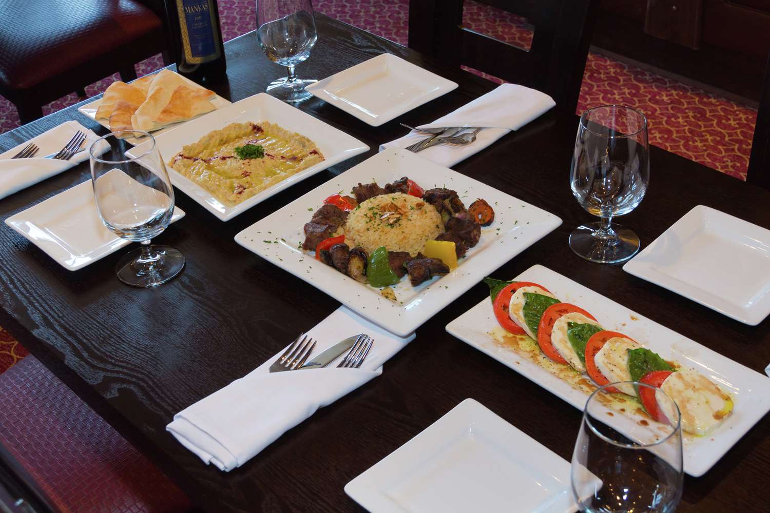 Фото The Tudor Arms Hotel Cleveland - a DoubleTree by Hilton