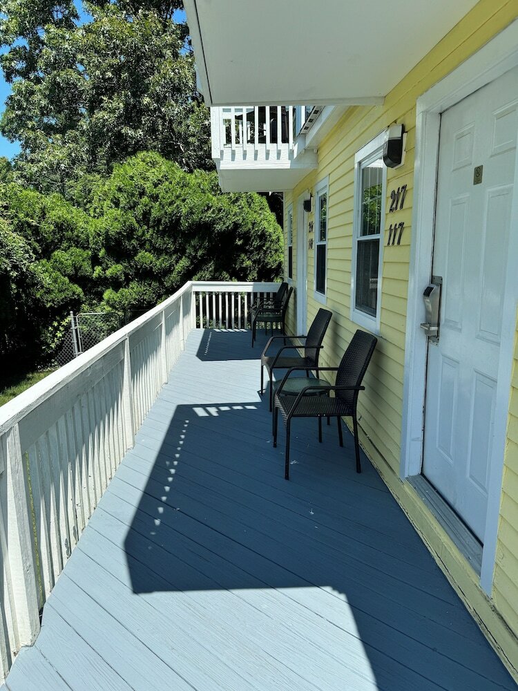 Фото Blue Spruce Motel & Townhouses