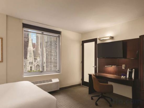 Фото DoubleTree by Hilton New York Midtown Fifth Ave