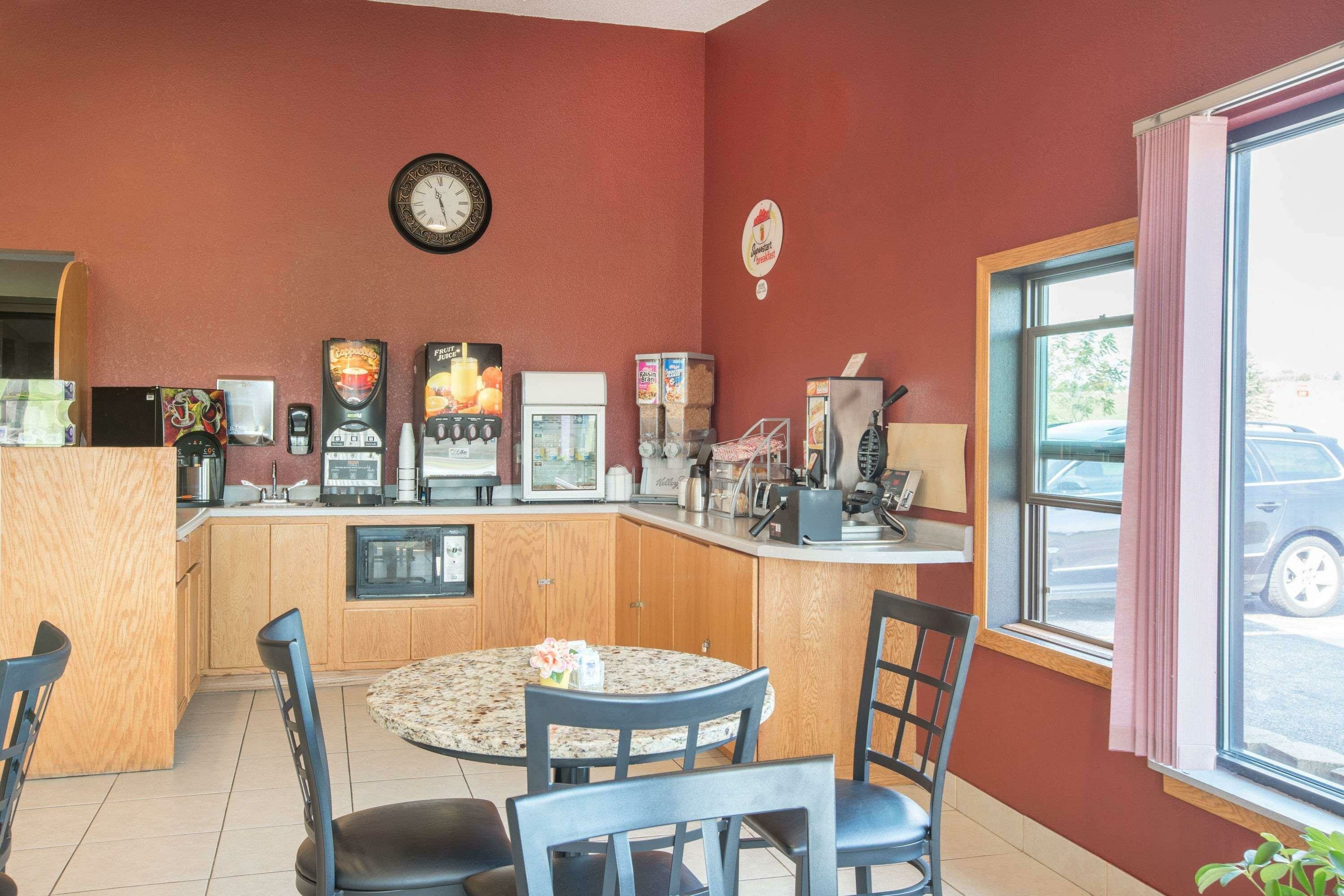 Фото Super 8 by Wyndham Worthington Minnesota