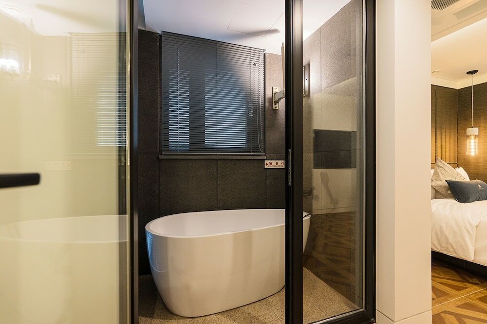 Фото The May Hotel