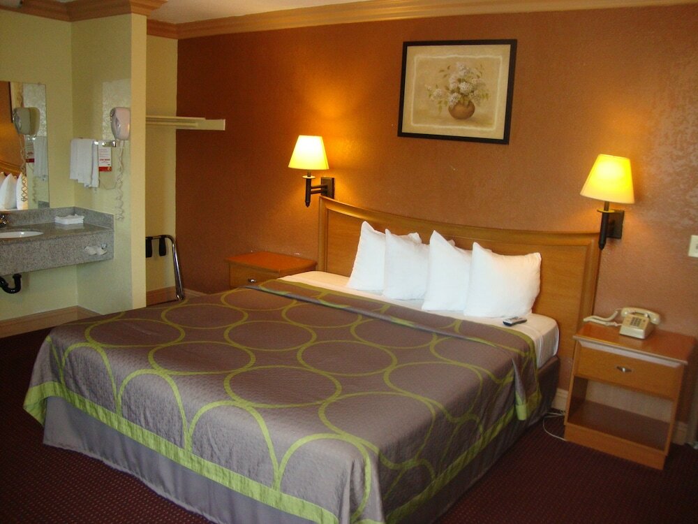 Фото Super 8 by Wyndham Azusa