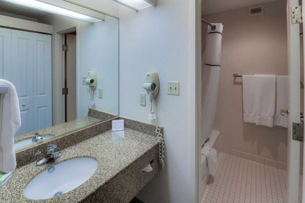 Фото Ashmore Inn and Suites