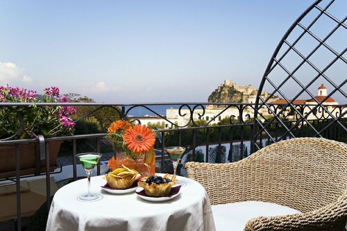 Внешний вид отеля Villa Durrueli Resort & SPA в Искье, фото 2
