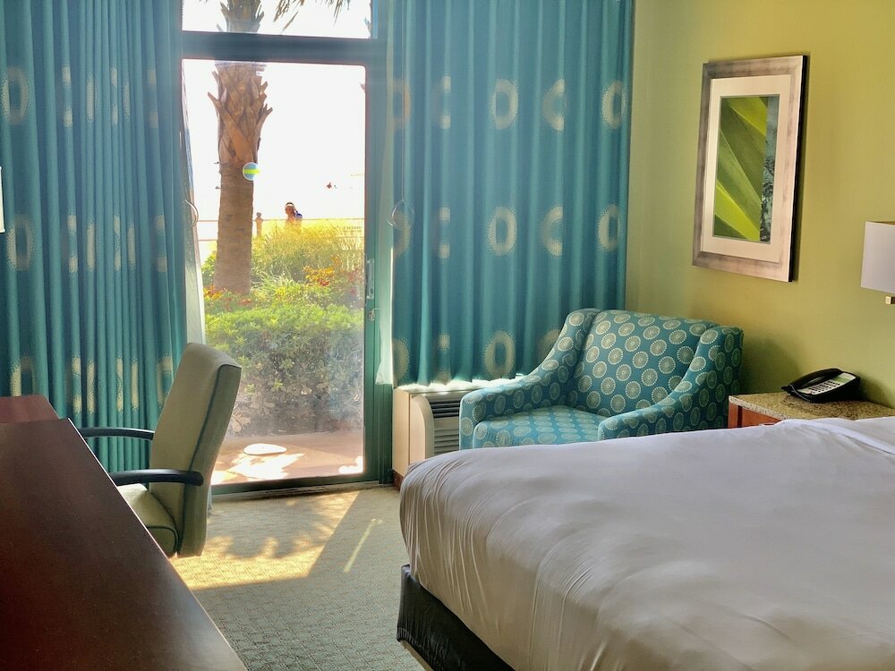 Фото Holiday Inn & Suites Virginia Beach North Beach, an Ihg Hotel