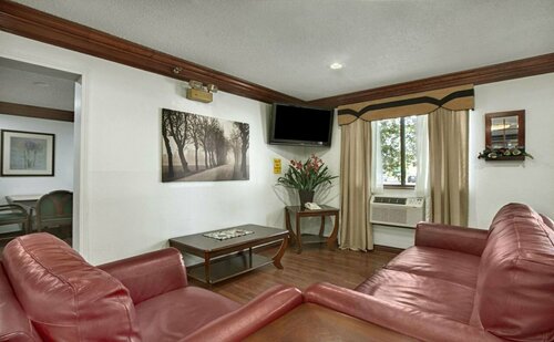 Гостиница Super 8 by Wyndham Canton/Livonia Area в Кантоне
