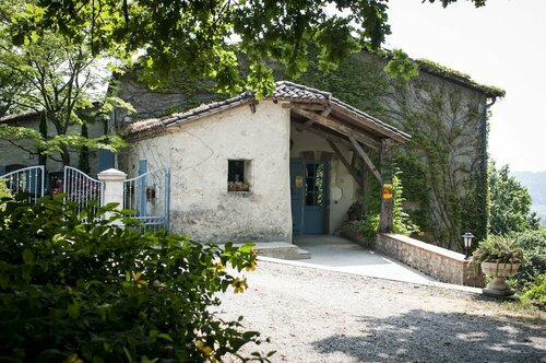 Гостиница Les Huguets в Вильневе-сюре-Ло