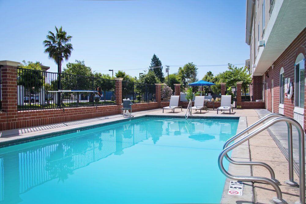 Фото Holiday Inn Express & Suites Sacramento Ne Cal Expo