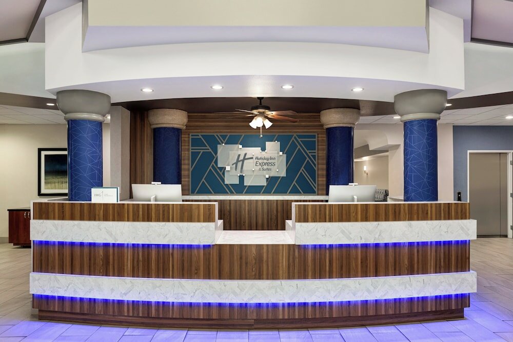 Фото Holiday Inn Express and Suites Bakersfield Central, an Ihg Hotel