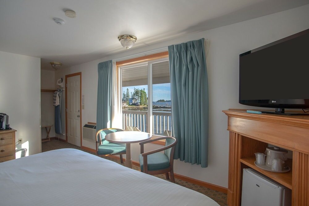 Фото Tugboat Inn