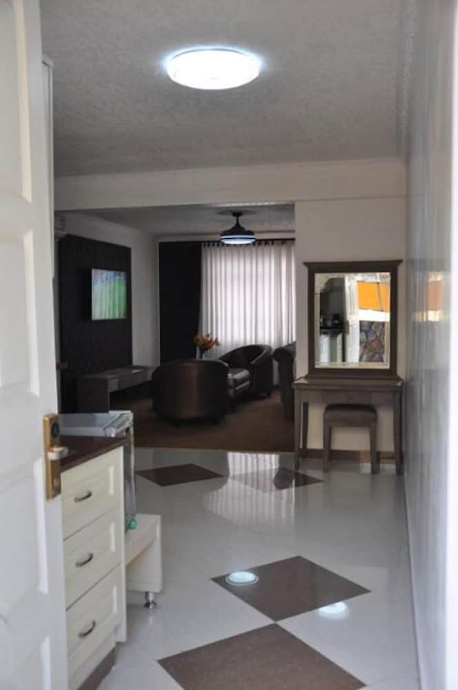 Фото Elite Suites Hotel