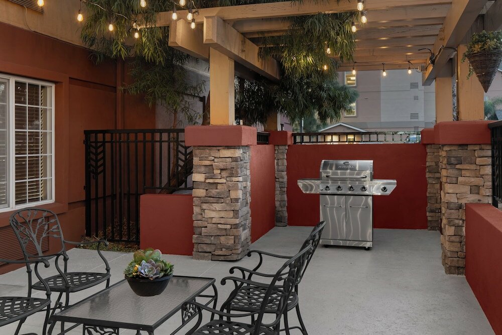 Фото Larkspur Landing Renton - An All-Suite Hotel