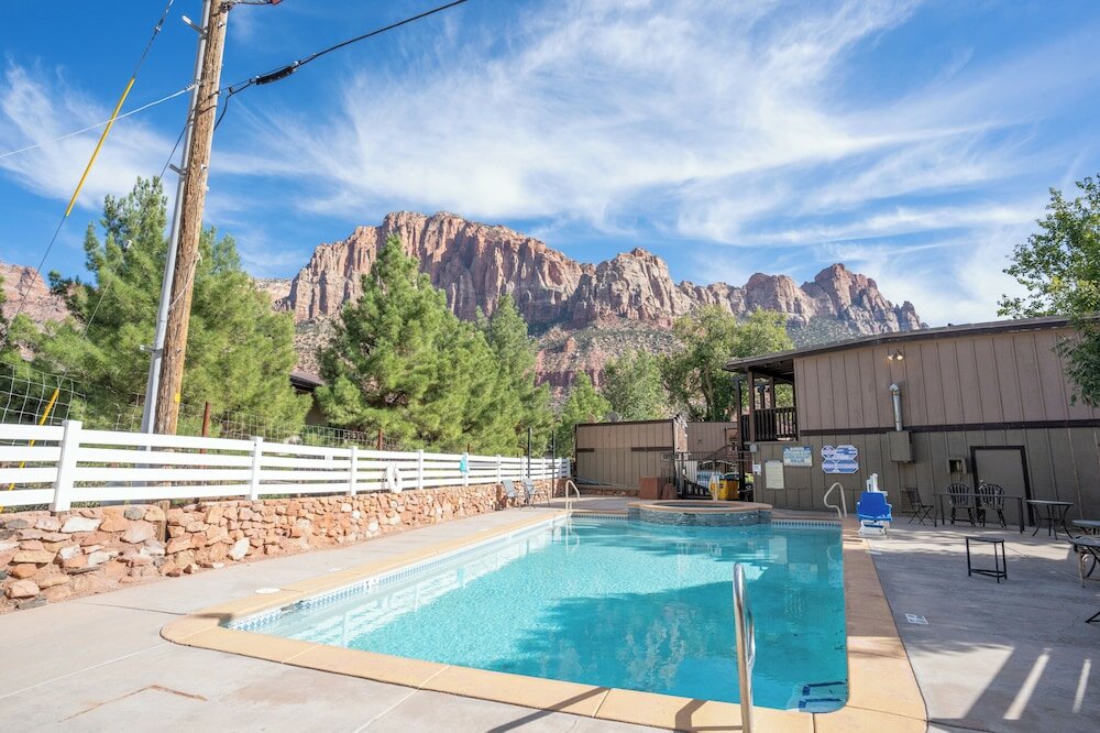 Фото Pioneer Lodge