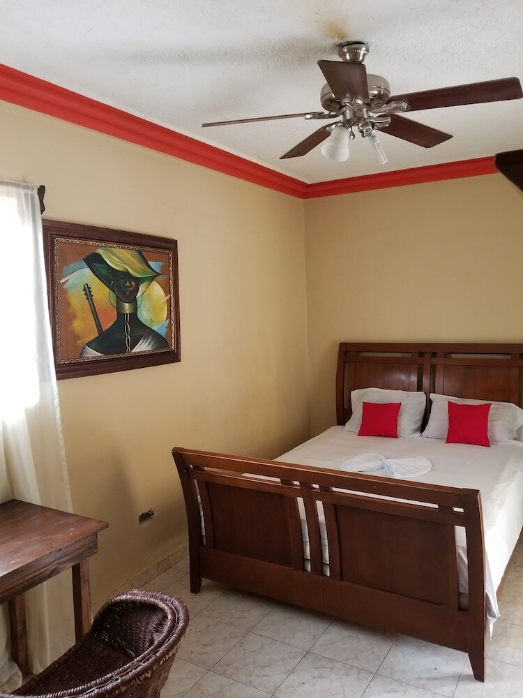 Фото Daniella Inn Hotel