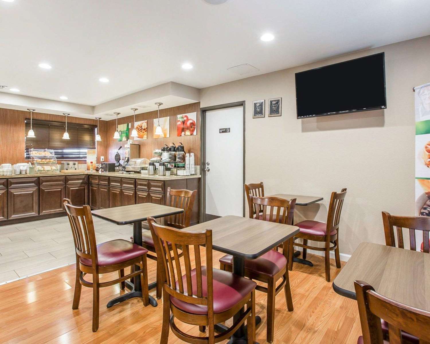 Фото Quality Inn & Suites Woodland - Sacramento Airport