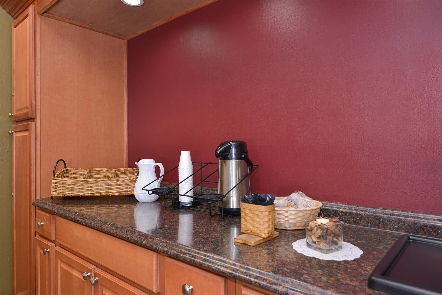 Фото Americas Best Value Inn & Suites Kansas City