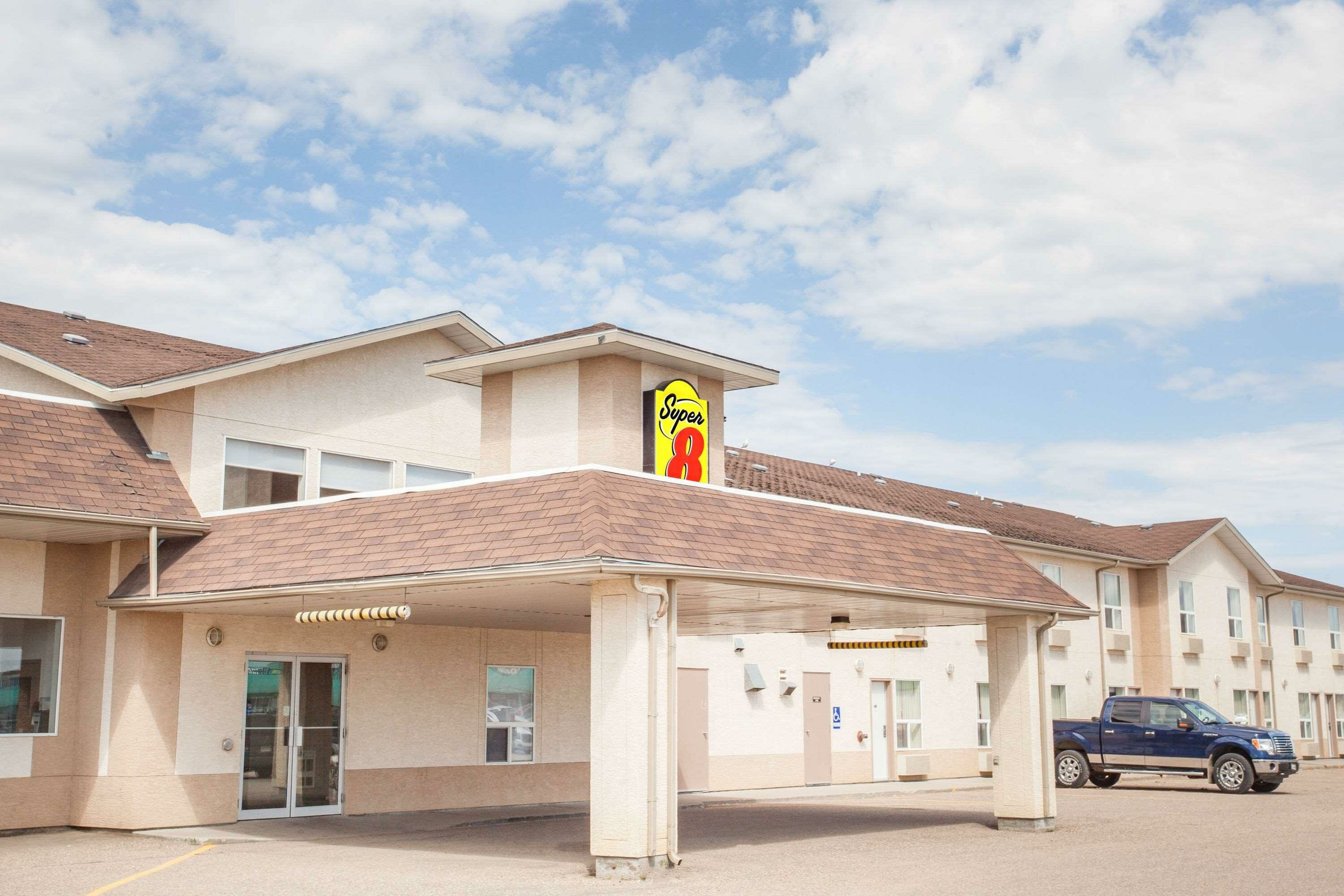 Фото Super 8 by Wyndham Meadow Lake