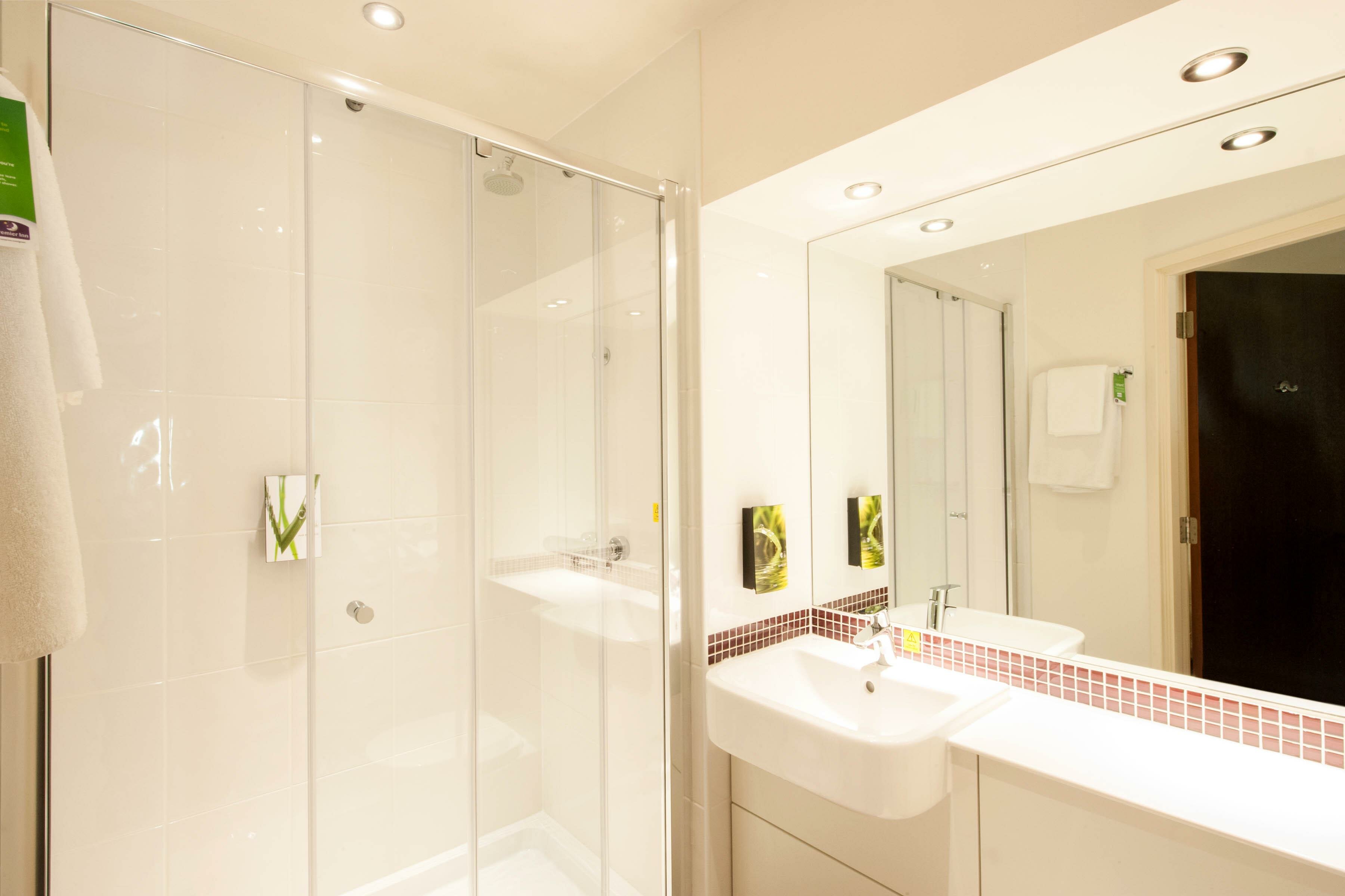 Фото Premier Inn London Hendon - The Hyde