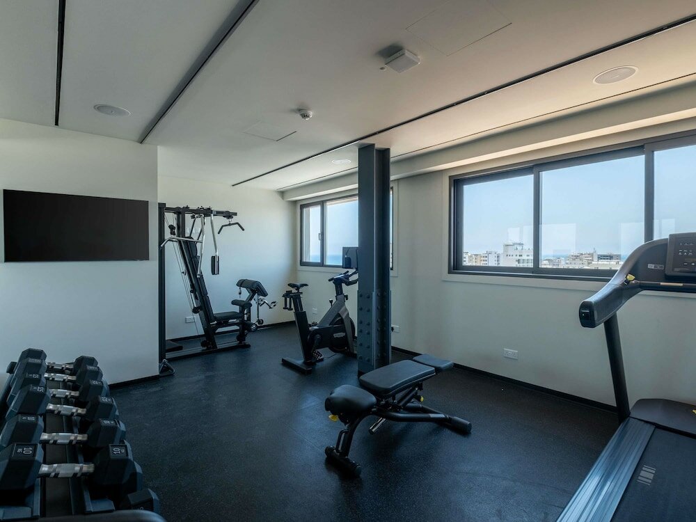 Фото Mercure Larnaca Finikoudes Beach