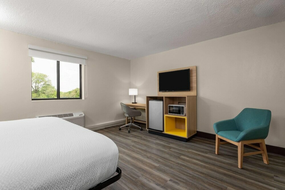 Фото Days Inn and Suites by Wyndham Hammond, In