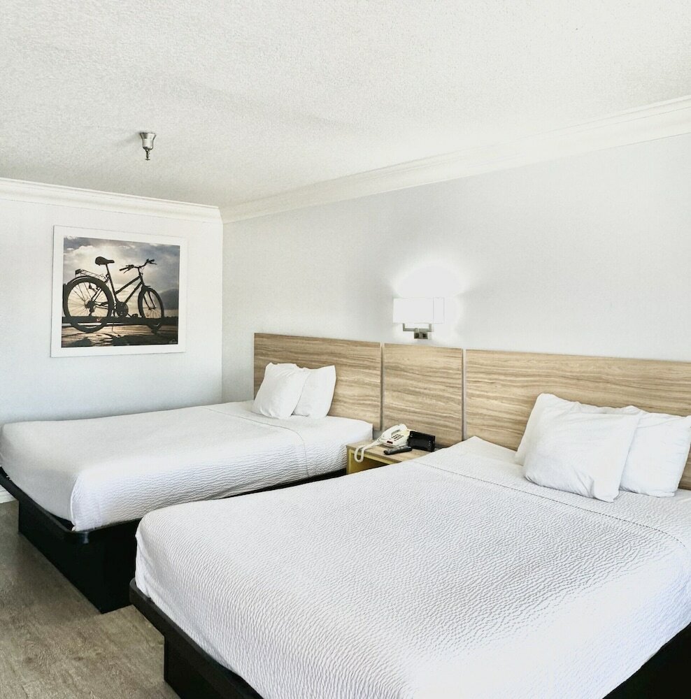 Фото Days Inn by Wyndham Near City Of Hope