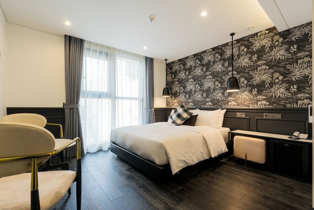 Фото The May Hotel